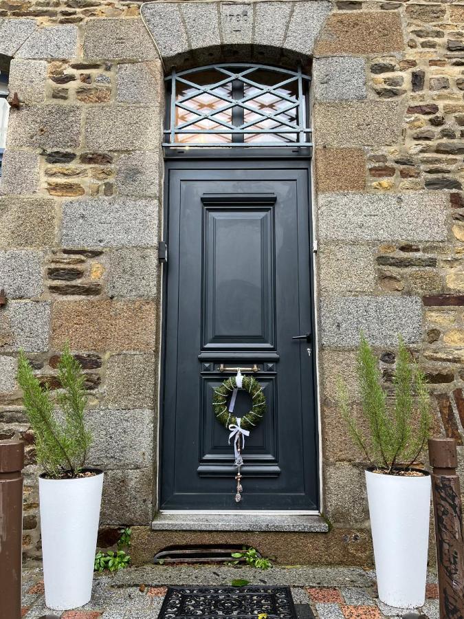 Mercier De Montigny - Les Chambres Du Beffroi - Spa Et Massage Fougères Exterior foto